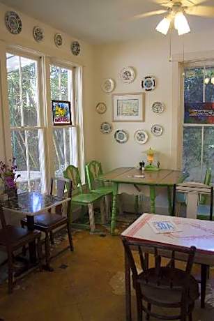 Hibiscus Coffee & Guesthouse