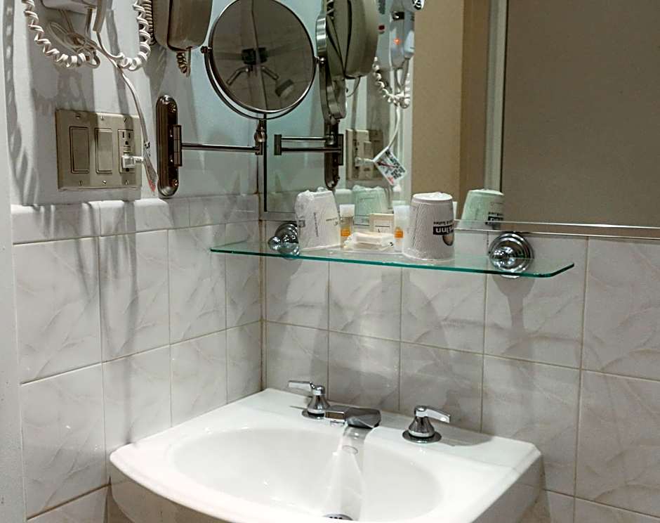 Night Hotel Broadway