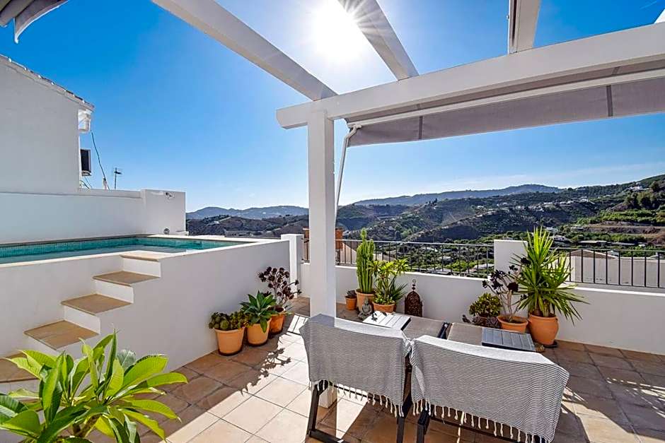 La Orza, Frigiliana Luxury center townhouse with pool and parking HansOnHoliday Rentals