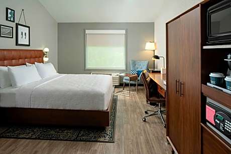 King Room with Roll-In Shower - Mobility Access/Hearing Accessible