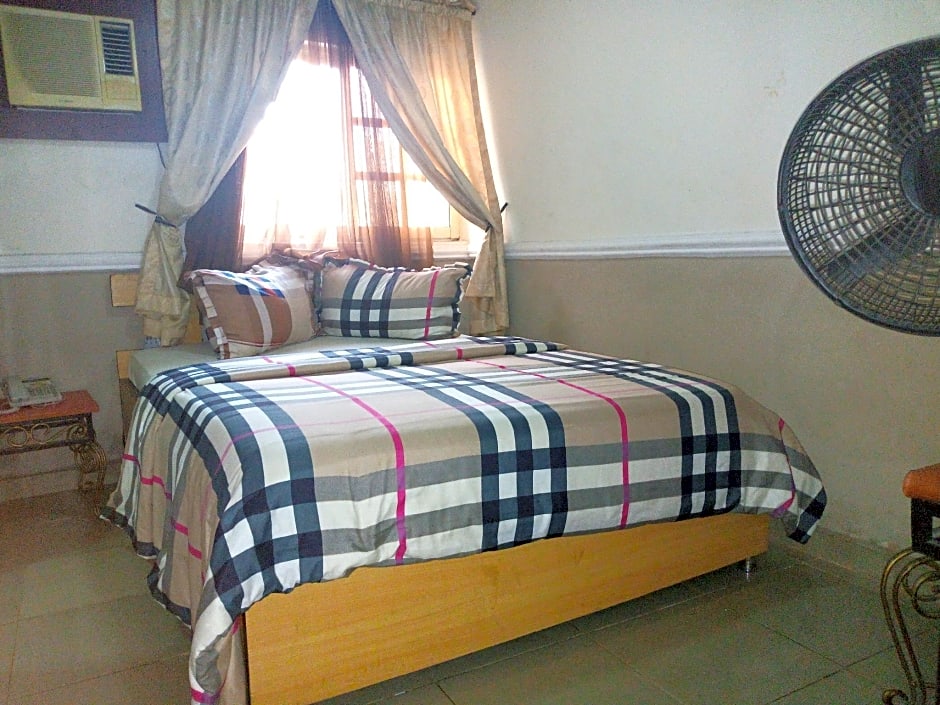 Aquatic Suites & Lounge