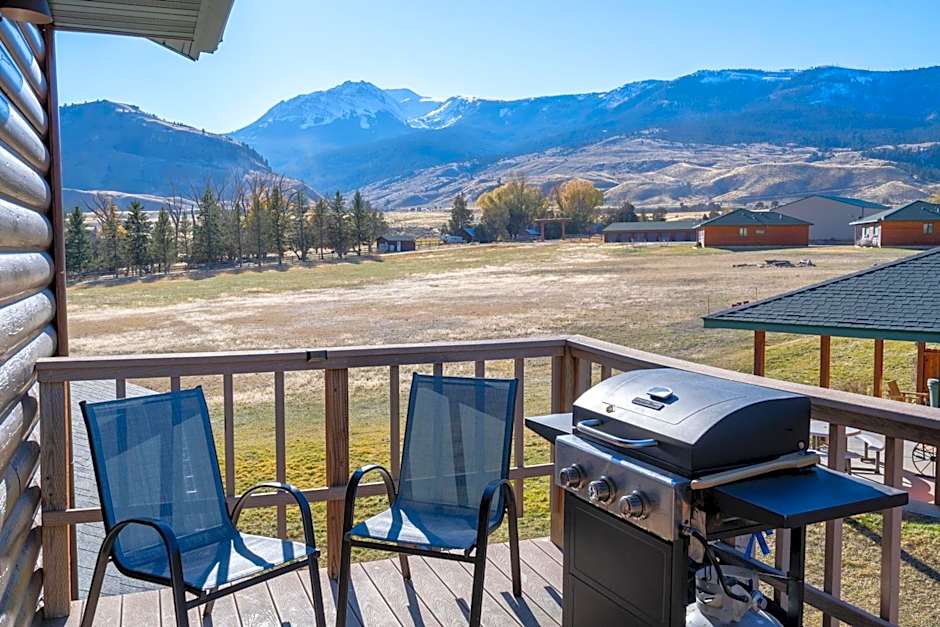 Bison Lodge - Lg Home - 2 bedrooms - less than 5 miles to Yellowstone North Entrance, Sleeps up to 8