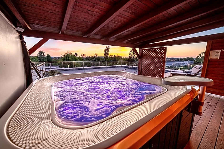 Hotel Aura Design & Garden Pool