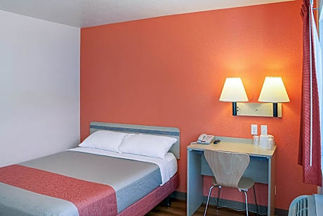 1 Queen Bed | ADA/RI Shower
