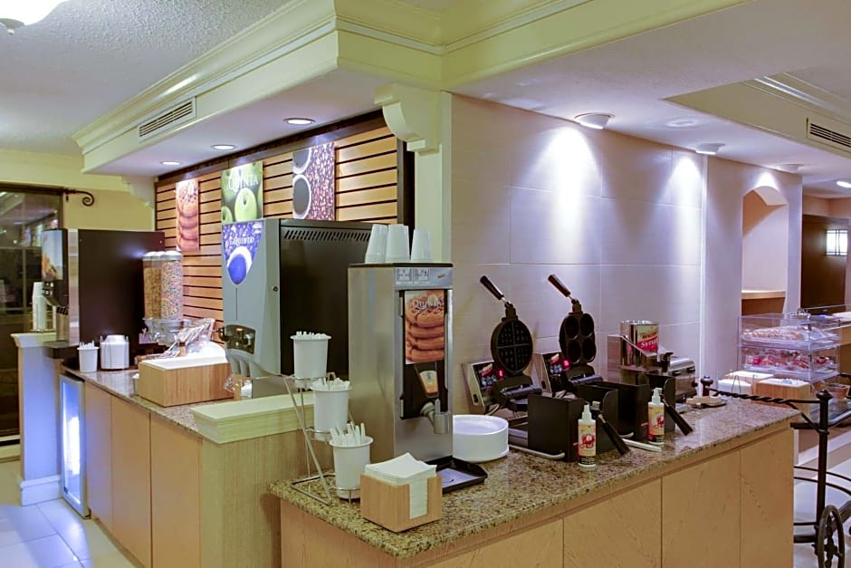 La Quinta Inn by Wyndham Pittsburgh Airport