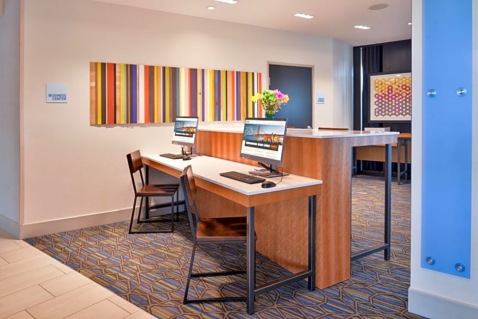 Holiday Inn Express & Suites - Olathe West