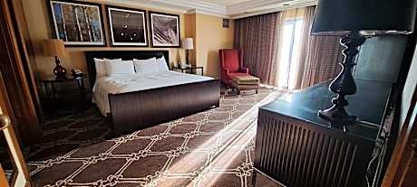 River View 1 King 2 Room Suite - Jetted Tub