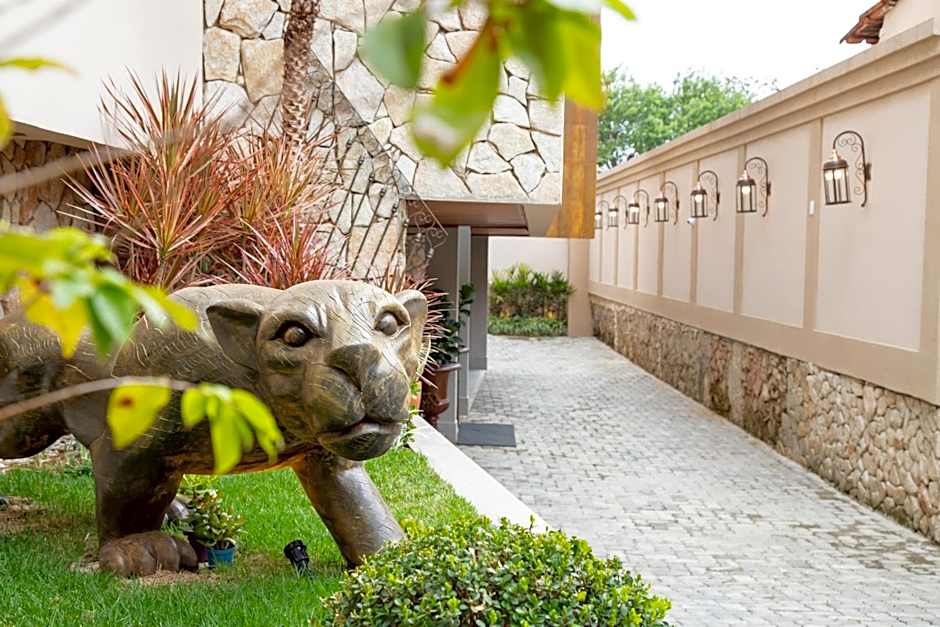 ESPAÇO 250 - Apto mobiliado, 3 quartos, sendo uma suíte, banheiro social, cozinha completa, sala de estar, ar condicionado, tv e internet