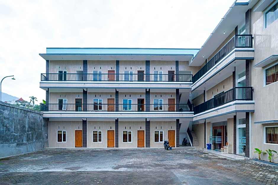 Sans Hotel Queen Batu