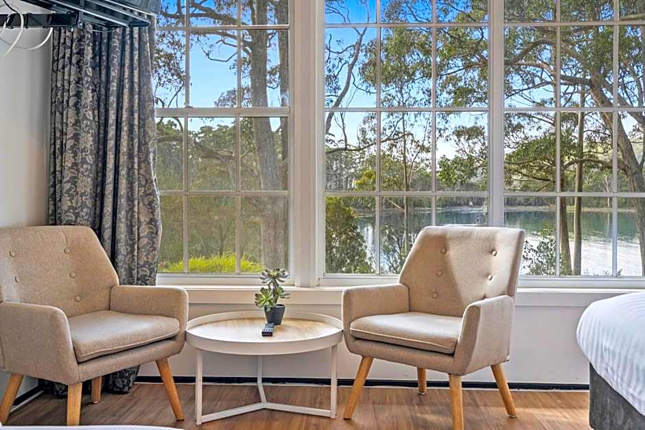 The Fox and Hounds Historic Hotel