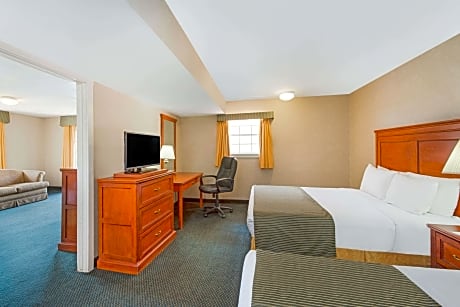 3 Queen Beds One-Bedroom Suite Non-Smoking