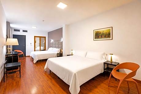 Family Room (2 Adults + 2 Children)