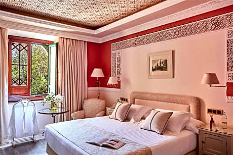 Classic Queen Room with Exterior View