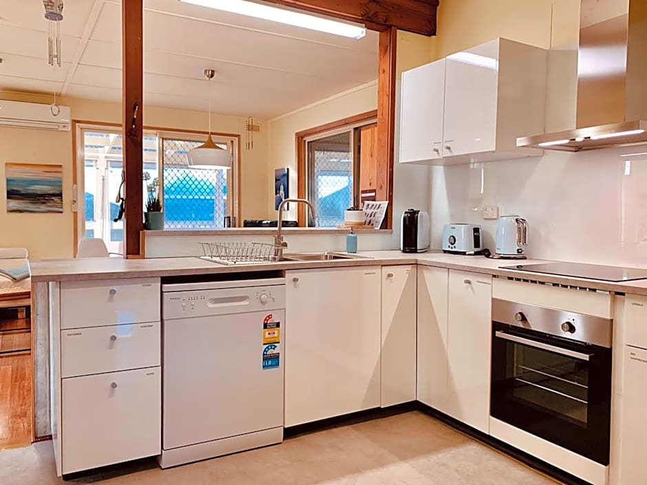 Nautique Beach House - Rustic and Charming, Walk 2 Beach & Shops