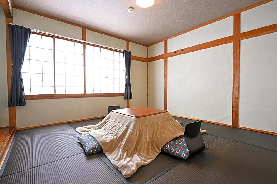 Hütte Jil Shirakabako at 1,400m