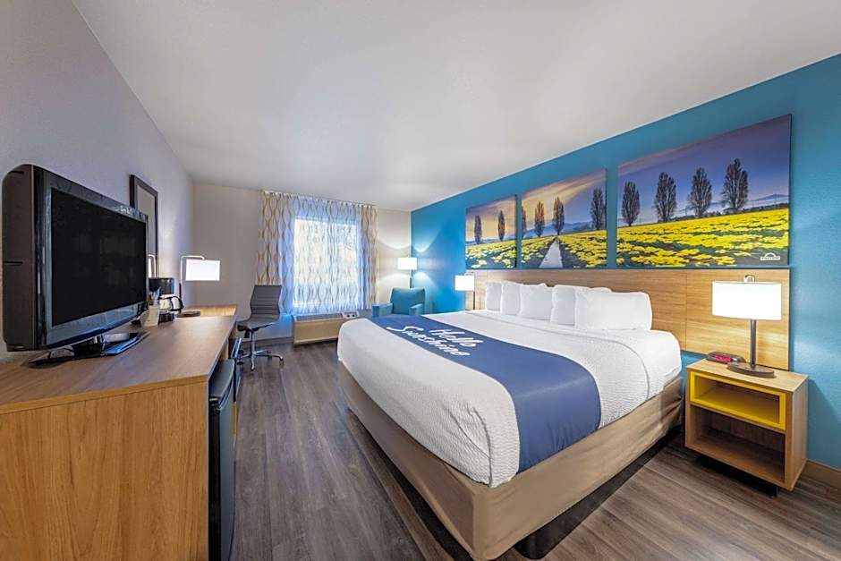 Days Inn by Wyndham Lathrop