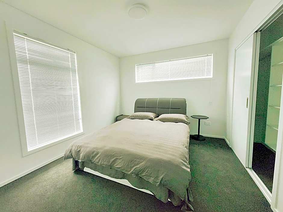 New Modern Townhouse Near Town& Beach