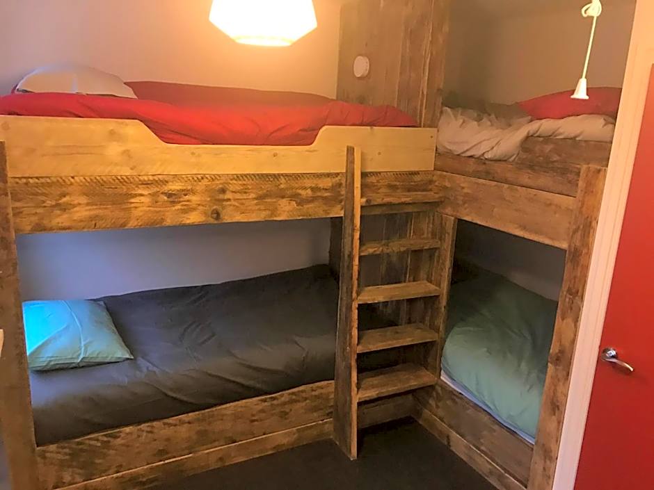 Ty Glyndwr Bunkhouse, Bar and cafe