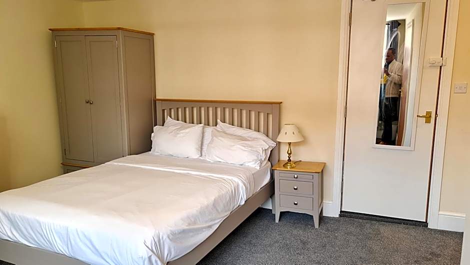 Grace Apartments - Living Rock