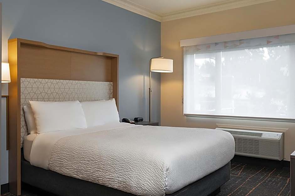 Holiday Inn Victoria - Elk Lake by IHG