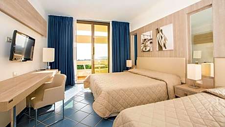 Deluxe Quadruple Room with Sea View