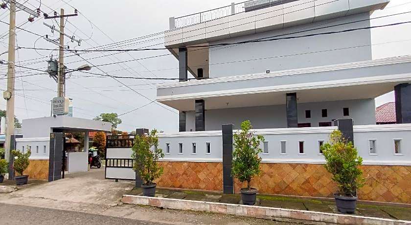 RedDoorz Syariah near Lotte Grosir Medan