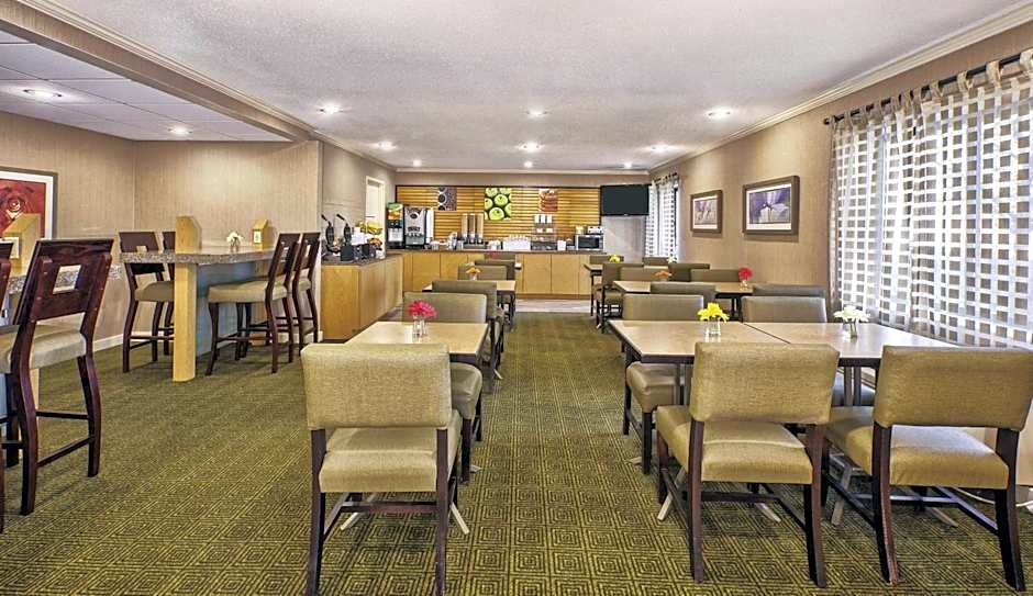 La Quinta Inn & Suites by Wyndham Toledo Perrysburg