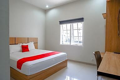 RedDoorz near Mutiara SIS Al Jufrie Airport Palu 2