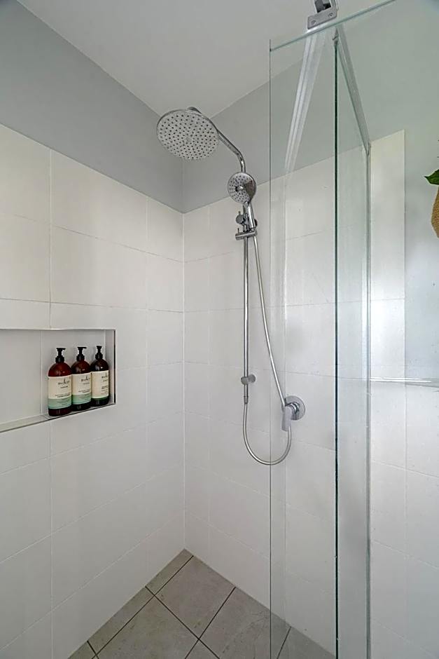 Mala Retreat Chardonnay Studio Immaculate and Comfortable