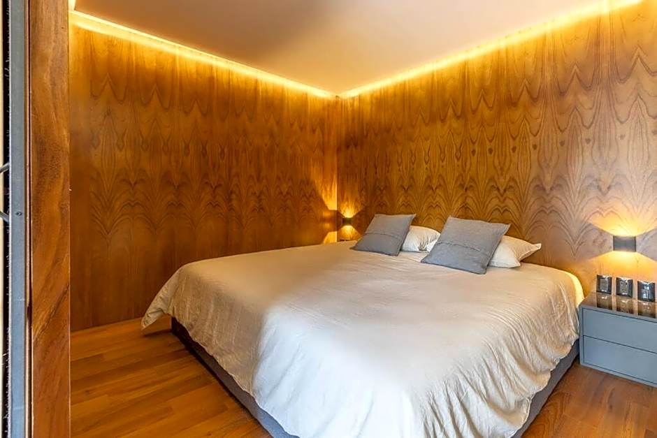 L304 Studio apt 2Bdrm 1bath Fits 6 AC Rooftop