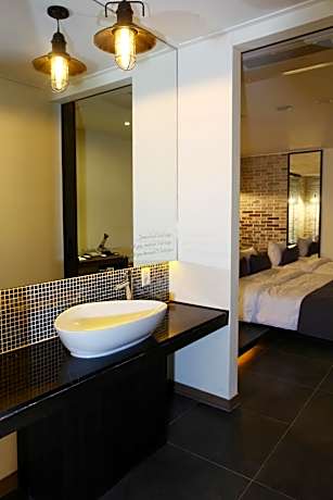 Deluxe Queen Suite