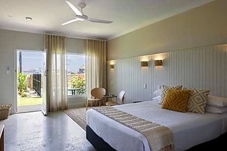Queen Room with Pool View