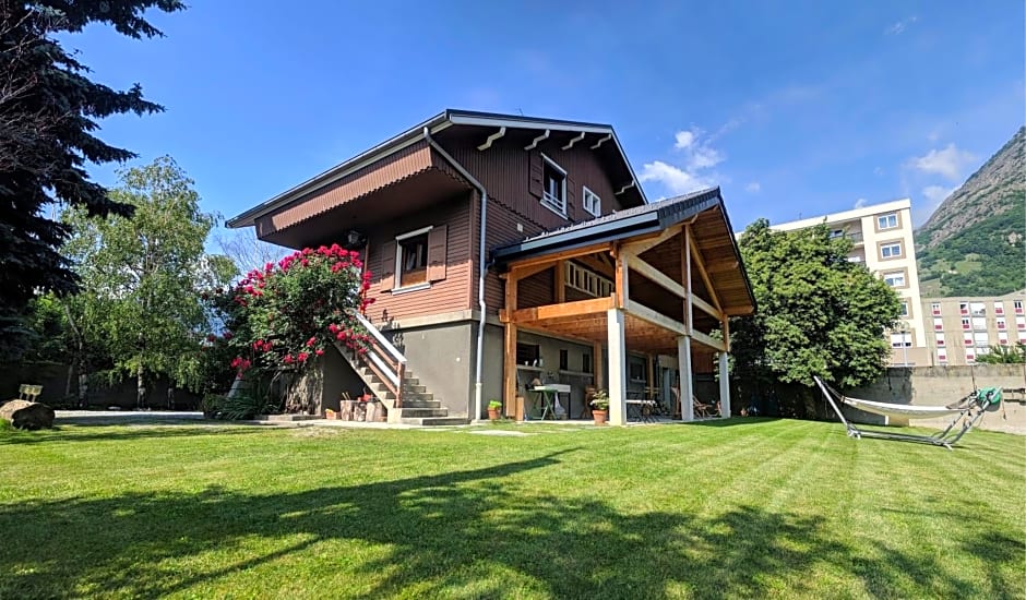 Chalet Les Cols - Chambres avec terrasse & jardin - proche de la nouvelle gare