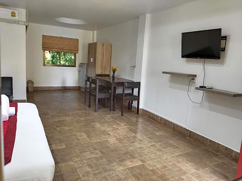 Phratamnak Inn - 100 meter from Beach