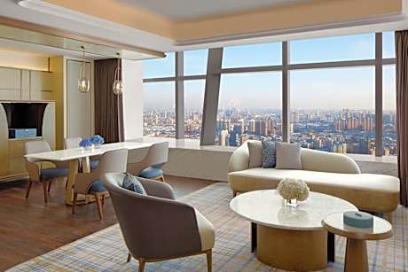 Executive King Suite with City View - Club Lounge Access