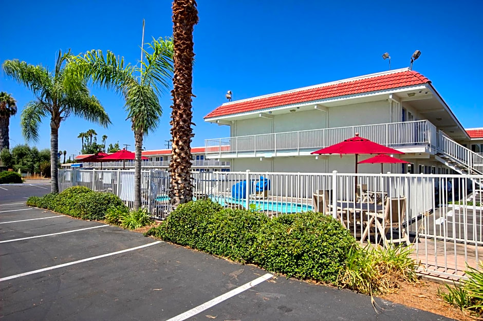 Motel 6-Fresno, CA - Blackstone South