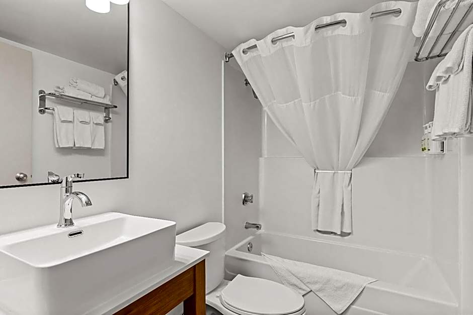 Travelodge Suites by Wyndham Regina - Eastgate Bay