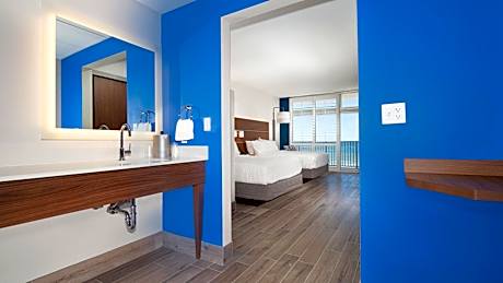 Standard Queen Room with Tub - Mobility Accessible