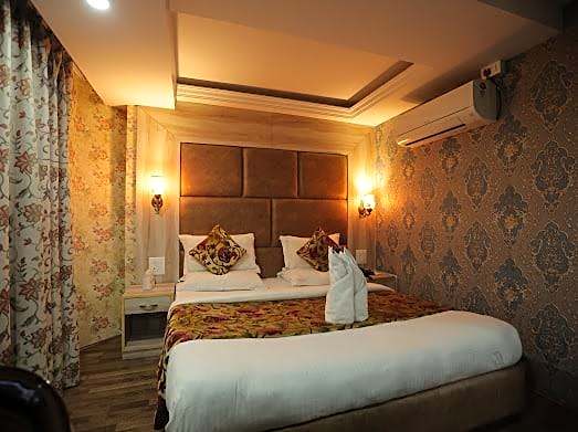 Hotel The Montreal Near by Dal Lake