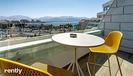 Sea side "Sunflower" apartment - by Rently