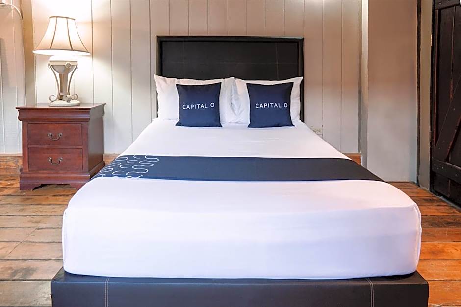 Capital O Hotel Villa Azura