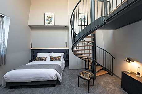 Duplex Suite with One Queen Bed and Four Single Beds - Non-Smoking