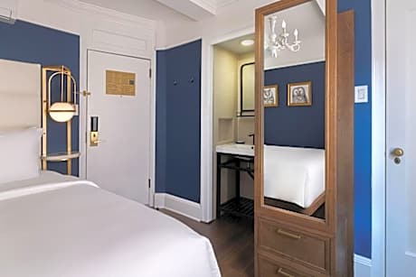 Queen Room - Hearing Accessible/Non-Smoking