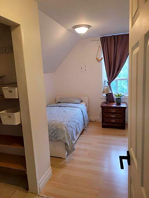 Cozy Farmhouse 10 Minutes From The Beach!