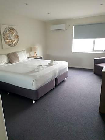 Carlton Suites