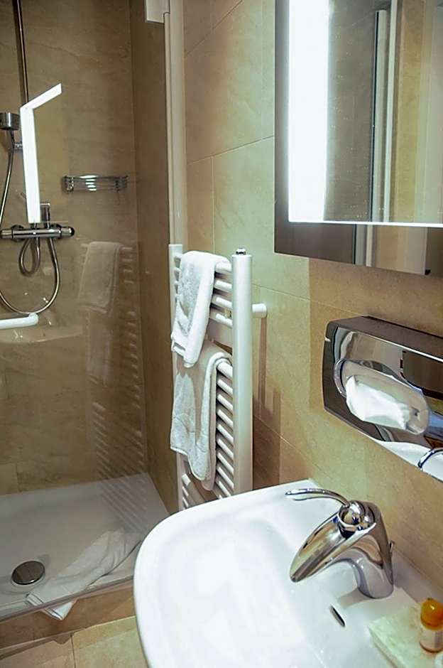 Pension Opera Suites I Self Check In I AC in all rooms