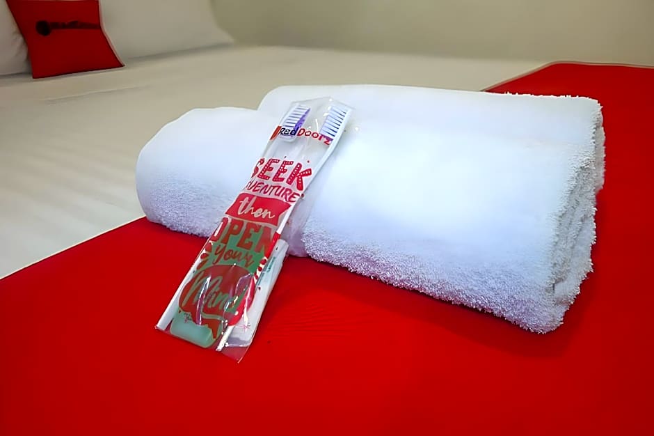 RedDoorz near Mall Ratu Indah 3