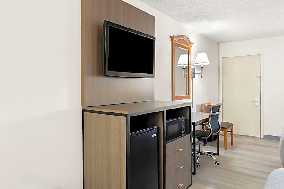 Quality Inn Cleveland Airport
