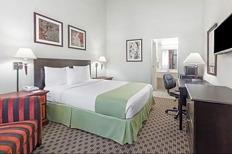 1 Queen Bed Non-Smoking Microwave And Mini-Refrigerator Wi-Fi Continental Breakfast
