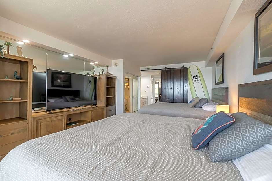 Direct Oceanfront Condo, Daytona Beach, sleeps 6 - with pool